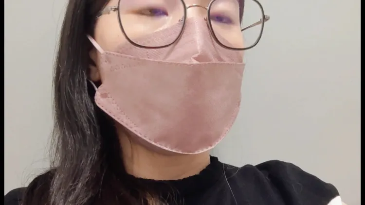 受害者D錄製影片說明遭台大教師性騷擾的情況。范雲辦公室提供