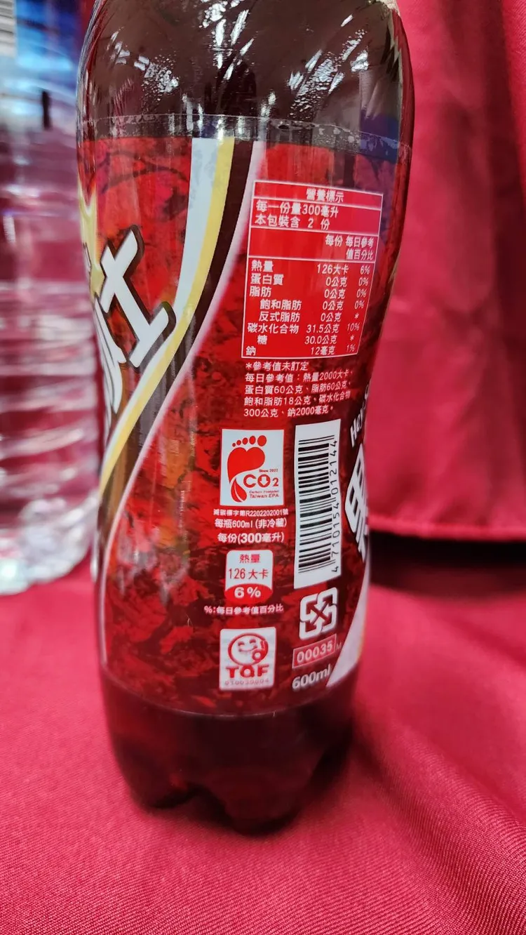 商品具有碳標籤的範例。北市環保局提供