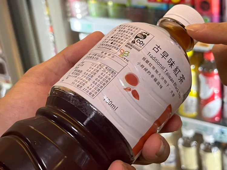 商品具有碳標籤的範例。北市環保局提供