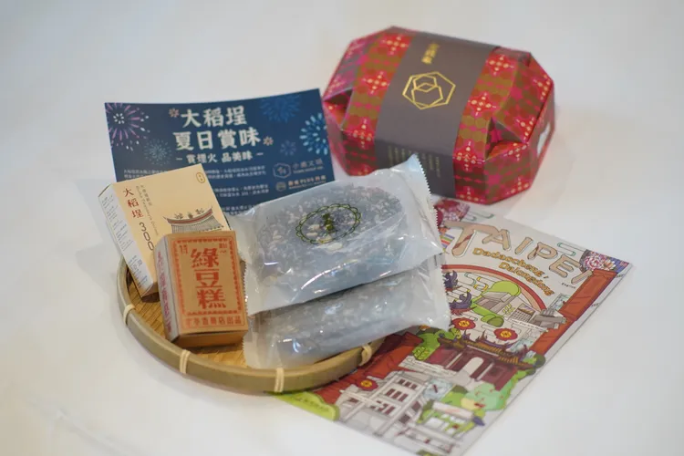 820入住禮嚴選大稻埕百年老店「李亭香」台派糕餅及「茶日子」文青茶包，搭配精緻竹篩與台灣LV之稱的茄芷袋承裝。小鹿文娛提供