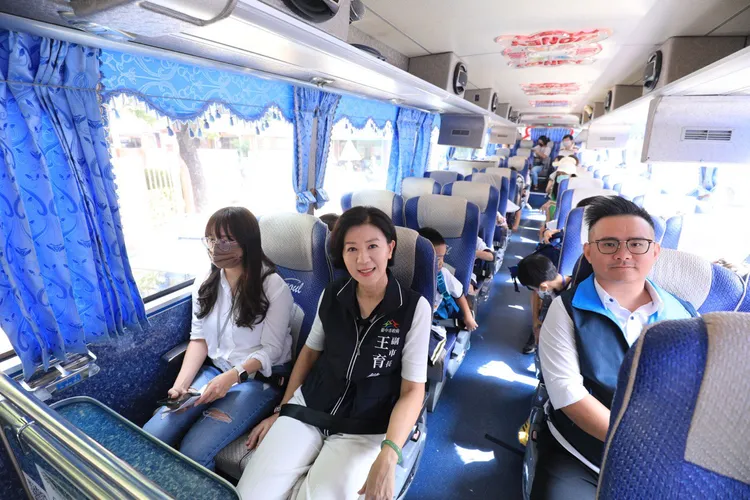 副市長王育敏陪同廍子國小學童搭乘交通車上課。市府提供