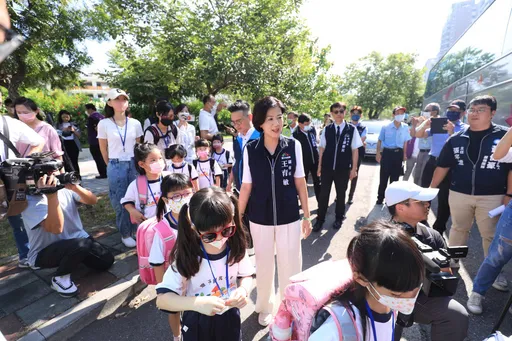 教室還沒完工!台中廍子國小新生搭接駁車上課 嗨喊「像坐娃娃車」