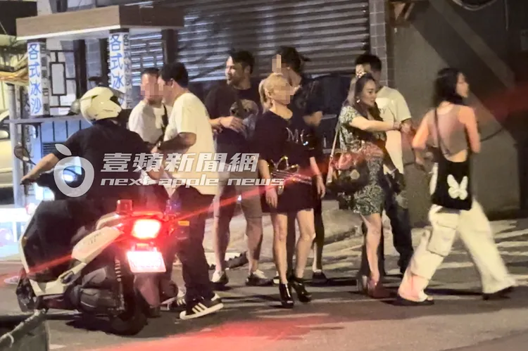 陳致遠女兒陳琳（右）先跟媽媽秀琴拿汽車鑰匙，去找代駕開車。特勤中心攝