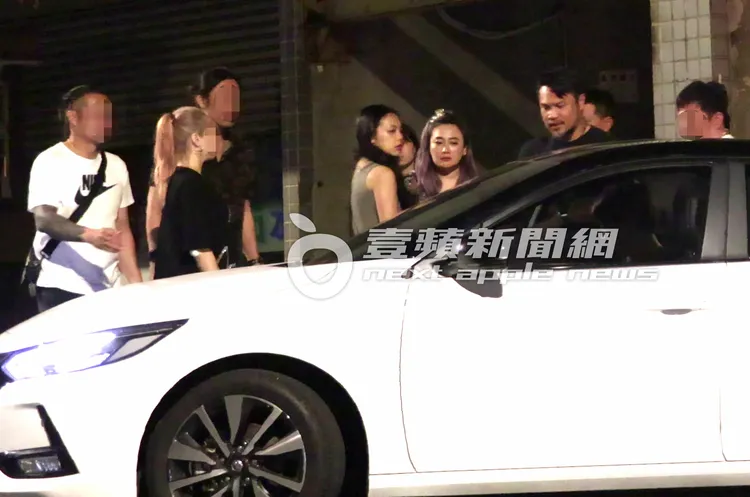 陳致遠（右三）與秀琴、女兒陳琳在新車旁和友人道別。特勤中心攝