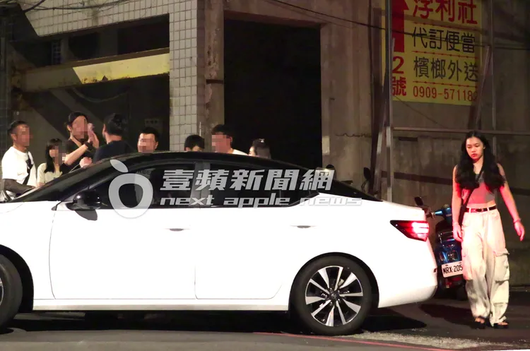 陳致遠女兒陳琳繞到後座上車。特勤中心攝