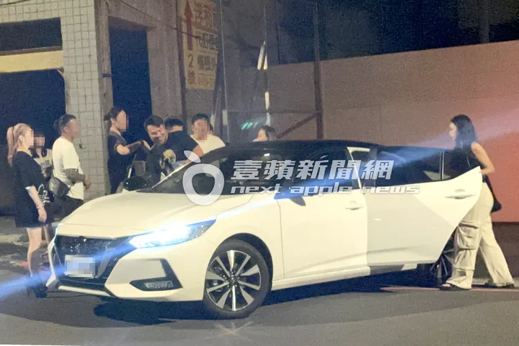 陳致遠女兒陳琳（右）跟媽媽秀琴坐後座，陳致遠則坐上副駕，讓代駕開車。特勤中心攝