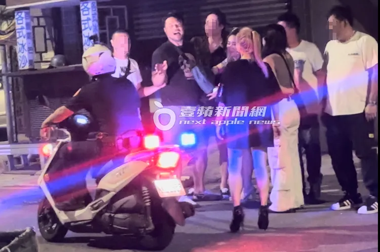 陳致遠（左三）見巡邏員警，借酒告白說「我愛你」。特勤中心攝