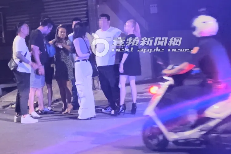 凌晨2點多，陳致遠和老婆秀琴及友人在路邊聚集，管區巡邏警車前來盤查。特勤中心攝