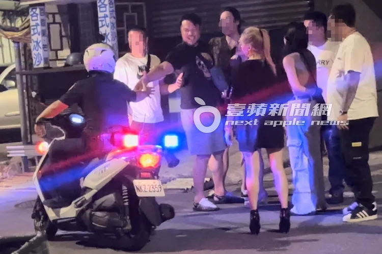 陳致遠（左三）主動和警察握手示好。特勤中心攝