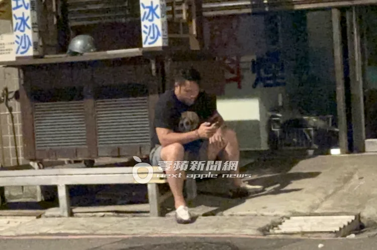 「黃金戰士」陳致遠獨自跑出來外頭透透氣，滑手機叫代駕。特勤中心攝
