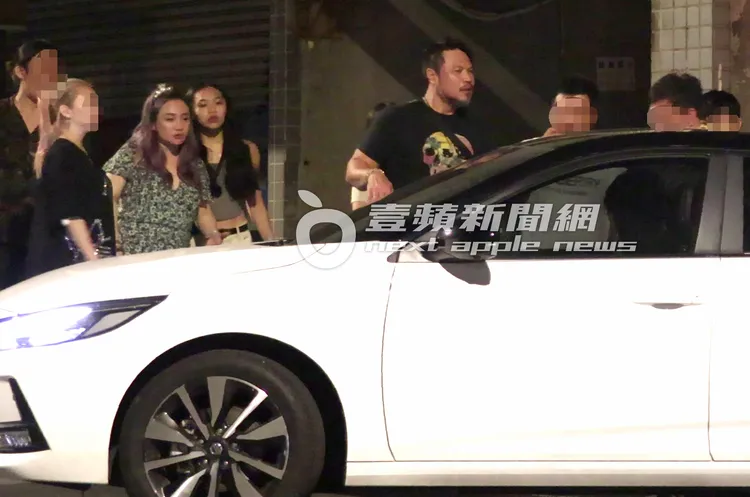 陳致遠（中）帶著林秀琴跟女兒陳琳準備上車。特勤中心攝
