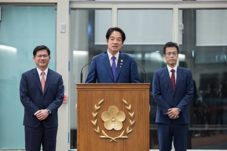 賴清德18日一早於機場發表返國談話。總統府提供