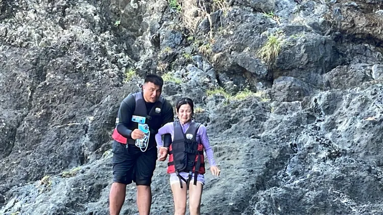 綠島壯闊藍洞3米跳水 ，籃籃（右）嚇得臉部扭曲。民視提供