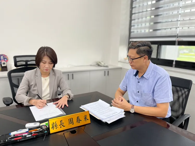 徐富癸向周春米縣長提出辭呈。縣府提供
