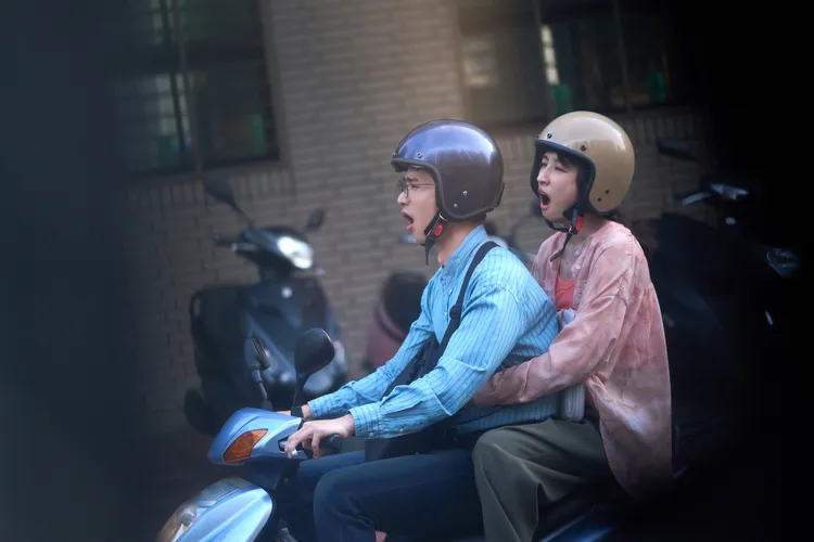 柯佳嬿（右）、劉以豪飾演小資夫妻，打著呵欠騎車上班。打勾勾娛樂提供