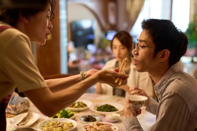 劉以豪（右）演出媽寶人夫，與柯淑勤飾演母子。打勾勾娛樂提供