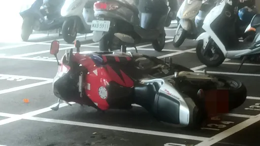 無風無雨「重機離奇倒下」 商場認了!禍首竟是這些小洞