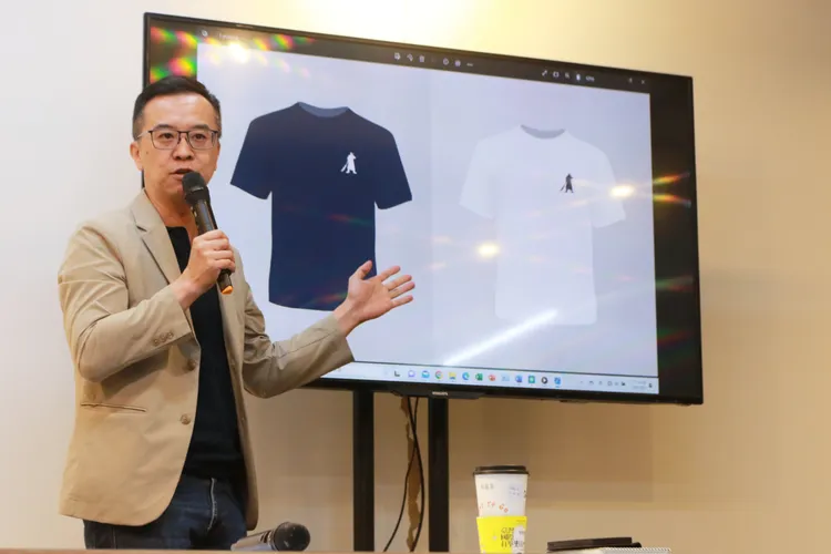 侯友宜會在關公生的當天，到桃園參加關聖帝君活動，並穿著如現場播放的紀念T恤。侯辦提供