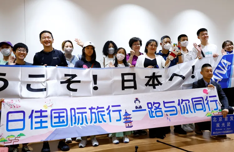 中國旅遊團本周飛抵羽田機場後合影。路透社