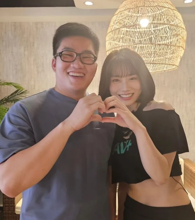 Joeman與河北彩花合照，笑到眼睛都瞇起來。翻攝Joeman的IG