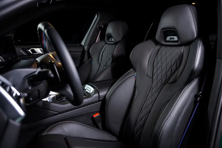 X6 M60i xDrive增添M多功能真皮方向盤搭配專屬縫線、M碳纖維飾板、M專屬三色縫線安全帶、Vernasca真皮內裝與雙前座M跑車座椅。業者提供