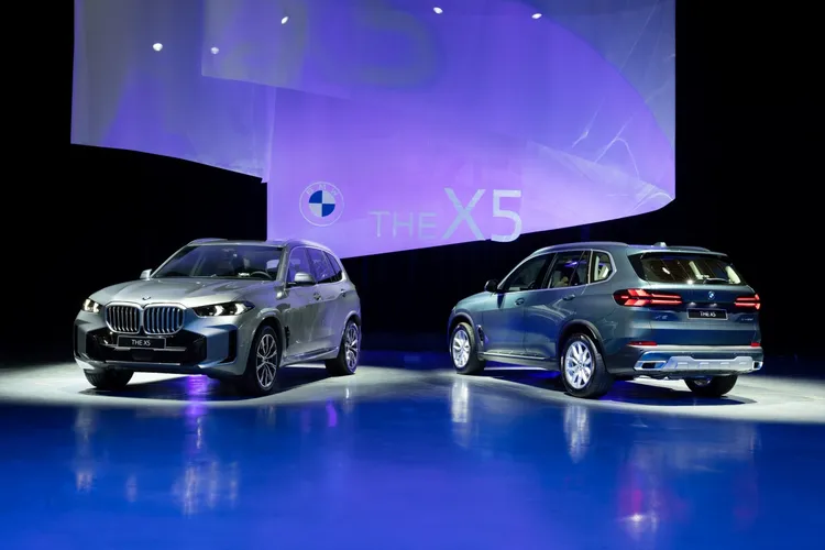 BMW X5採用全新多邊形下氣壩設計，全新LED頭燈更採用箭矢形日行燈及展現宛如心跳般律動般的HEARTBEAT方向燈，搭配車尾以上下鏡射的L型燈條結合左右兩側尾燈，勾勒出專屬「X」字樣。業者提供