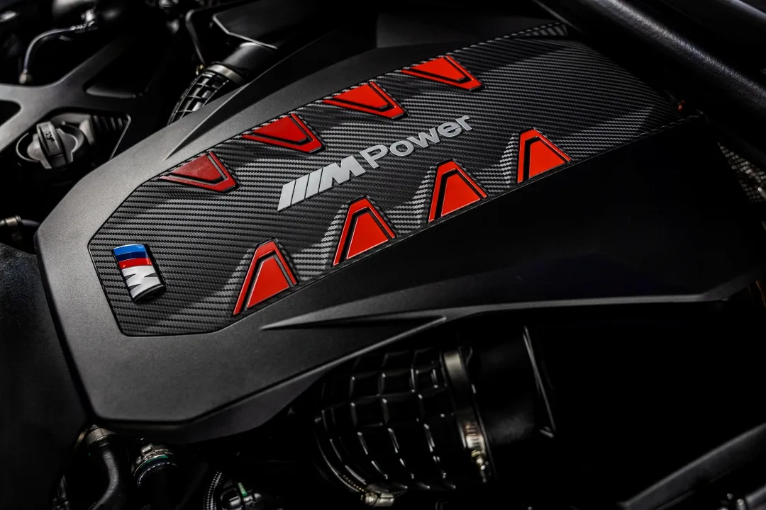 BMW X6 M Competition搭載的4.4升M TwinPower Turbo渦輪增壓V8汽油引擎,可創造出625匹最大馬力,更首度採用48V高效複合動力系統,0-100kmh加速僅需3.9秒完成。業者提供
