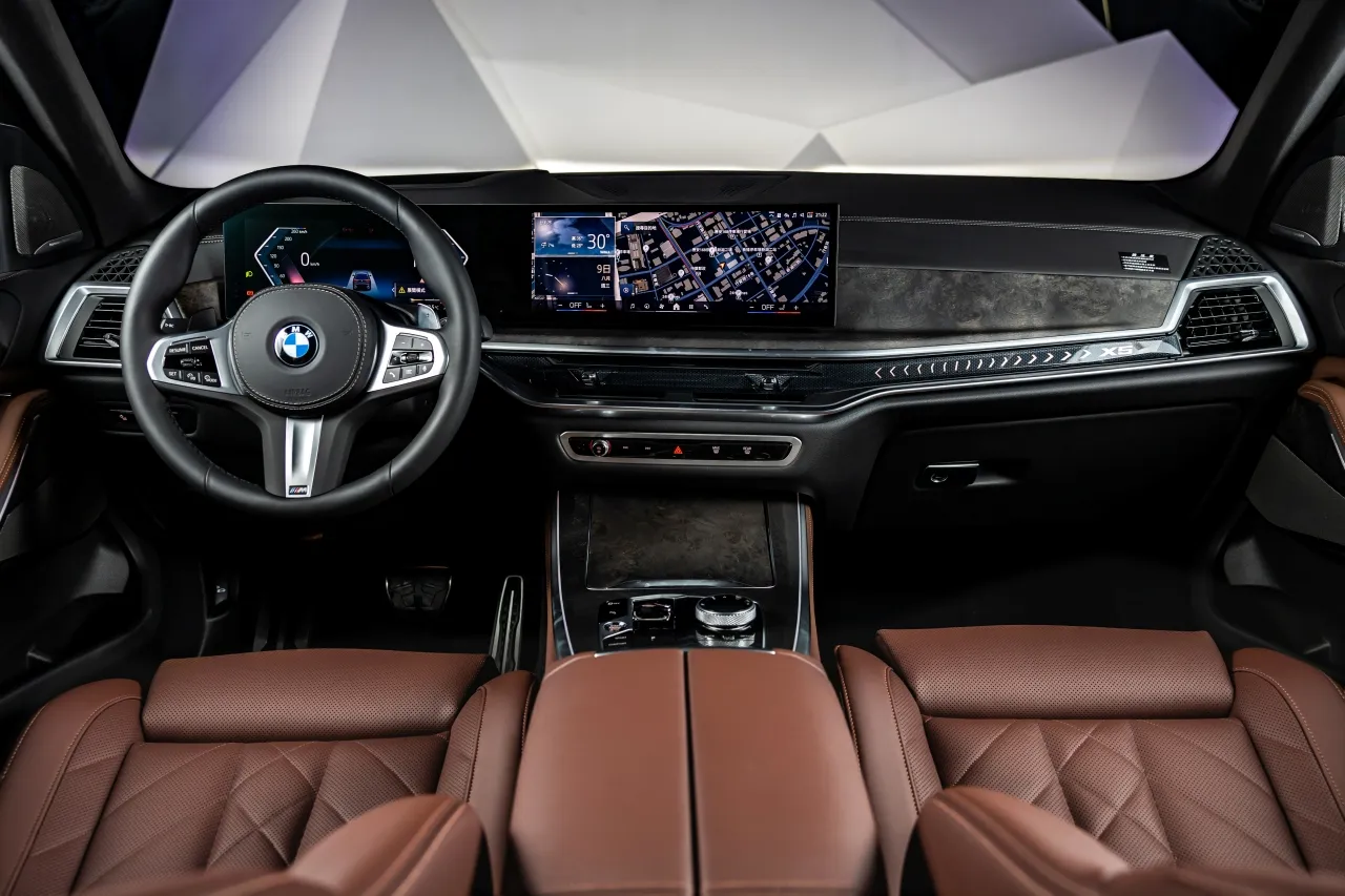 小改款BMW X5與X6車艙採用12.3吋虛擬數位儀錶,與14.9吋中控觸控螢幕所構成的懸浮式曲面螢幕,成為座艙中的視覺焦點。業者提供