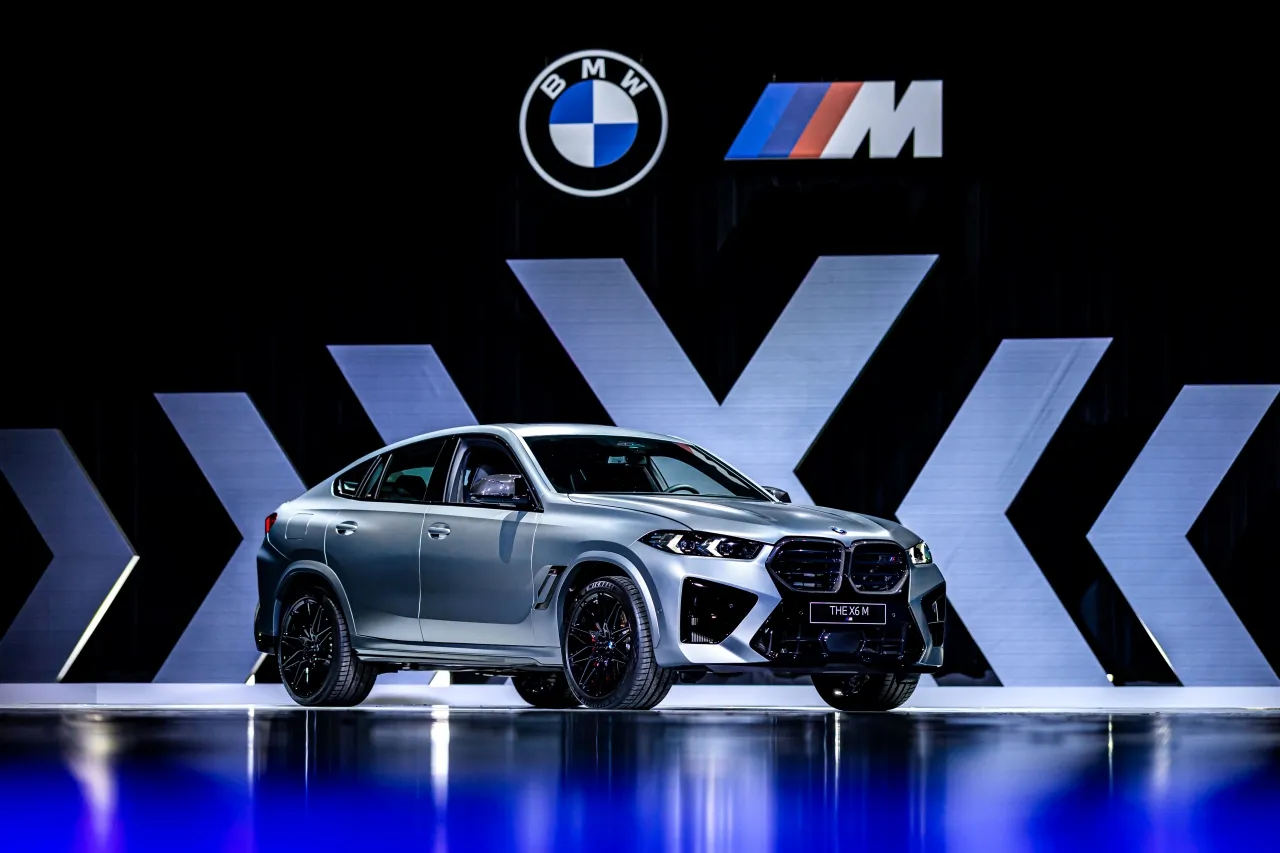 BMW X6 M Competition配備M空力套件、燻黑造型光型變化智慧LED頭燈與M碳纖維水箱護罩,結合前保桿下方與兩側的黑色高光澤進氣口造型,展現更強烈的侵略性與辨識度。業者提供