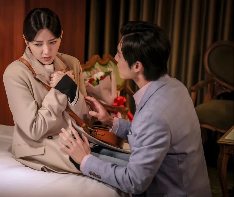 唐振剛（右）劇中黑化成渣夫求愛郭雪芙。時創影業提供