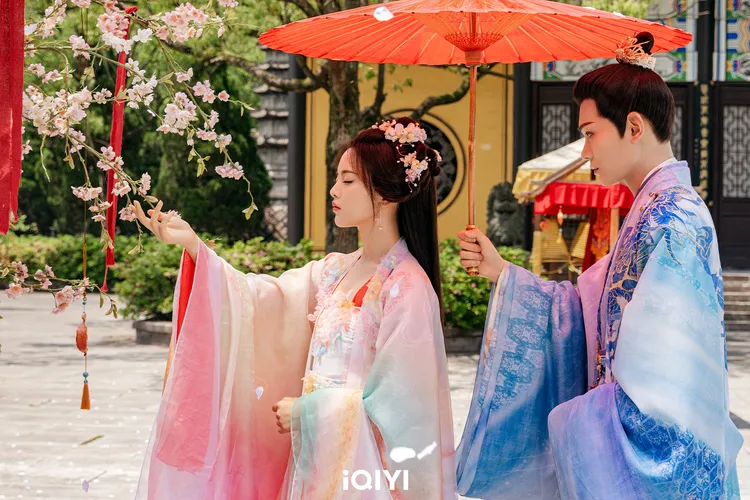 由楊超越（左）和丁禹兮攜手主演的甜虐輕喜劇《七時吉祥》，被指是「燒腦推理劇」。愛奇藝國際站提供