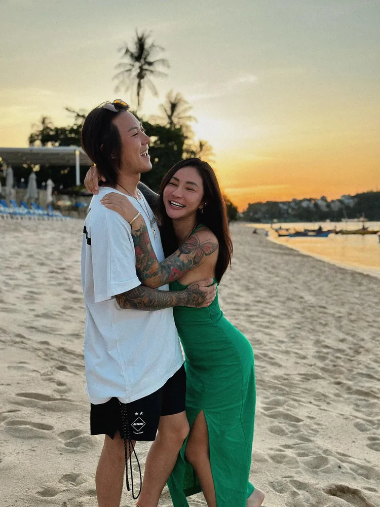 梁云菲男友蓄長髮貌似鄭伊健。翻攝自梁云菲臉書