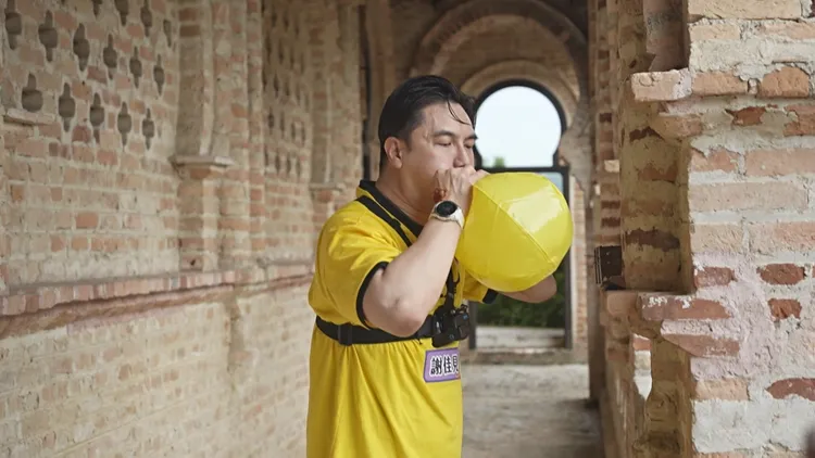 謝佳見拋偶包下場玩遊戲。三立提供