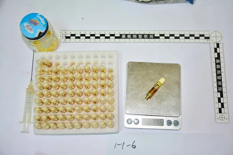 警方起出大麻菸油。嘉縣警方提供