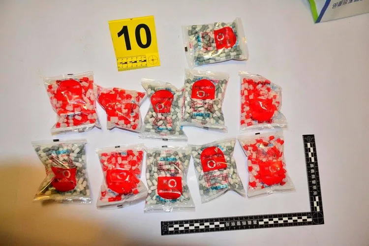 檢警搜出一堆空膠囊。嘉縣警方提供