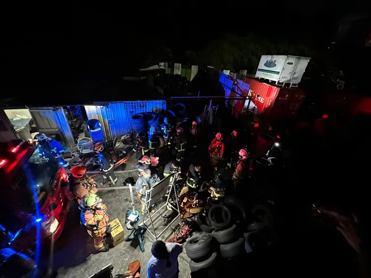 現場輪胎付之一炬。翻攝畫面