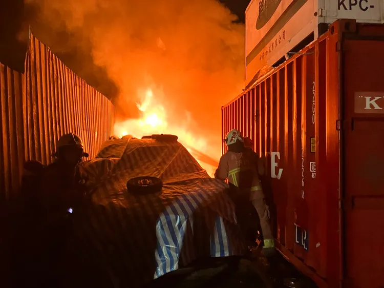 消防人員前往灌救。翻攝畫面