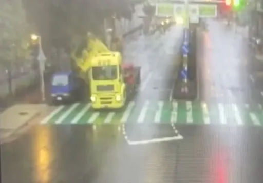 蝦密！拖板車急煞載運起重機翻落砸中小貨車　司機命大竟毫髮無傷