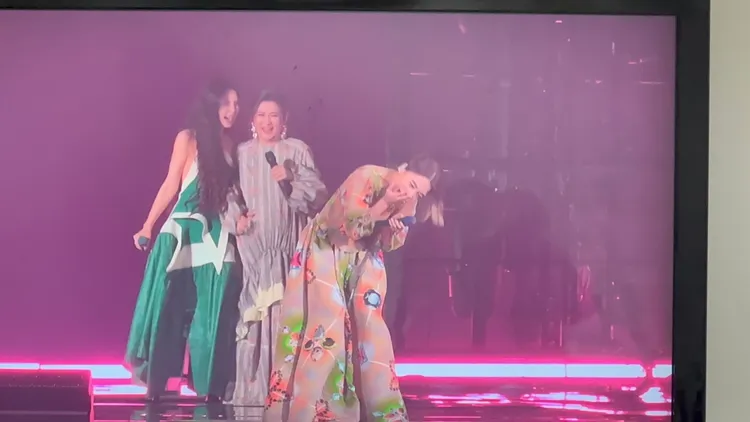 Selina與Ella逗得Hebe笑翻天。