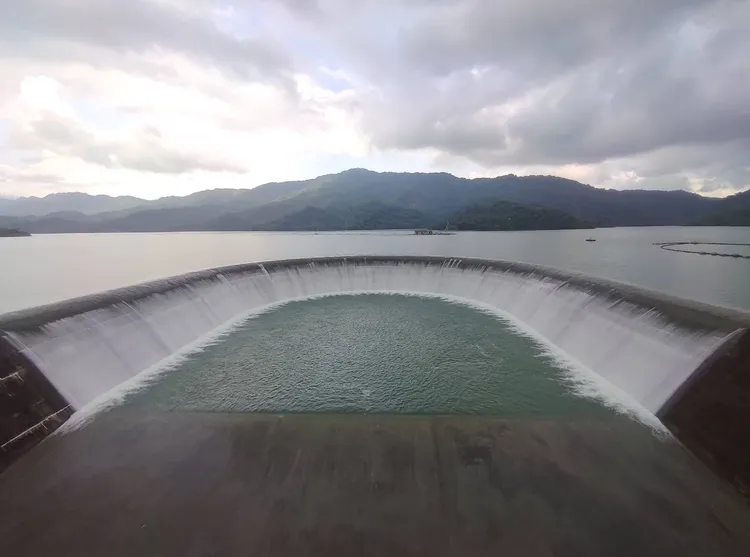 南化水庫自1日起滿庫自然溢流。水利局提供