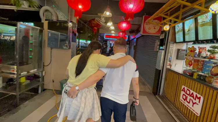 女兒搭著陳兆輝的肩，人生中一路相互扶持。張沛森攝