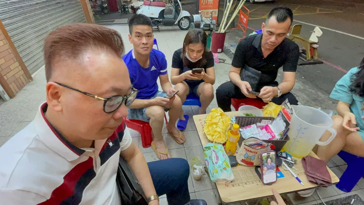 陳兆輝和越南同鄉常常相聚。張沛森攝