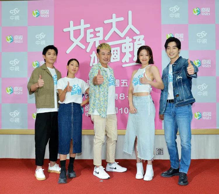 中視、衛視中文台《女兒大人加個賴》侯彥西（左起）、陳妤、柯叔元、黃薇渟、管麟今天慶功。 衛視原創提供