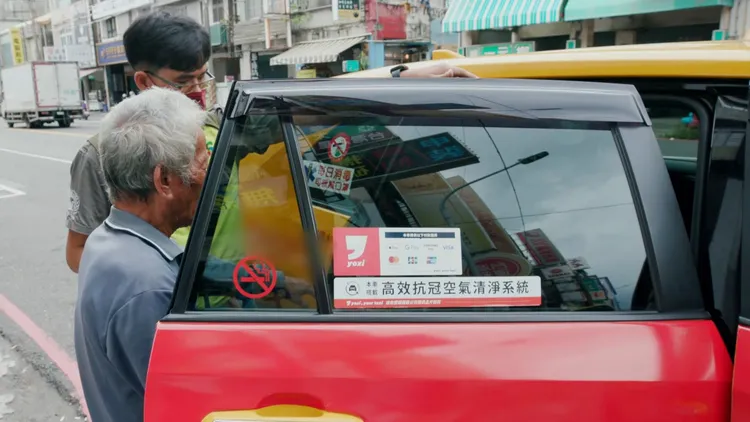 以前社工服務對象的阿公，因曾中風行動不便騎車回診險象環生，現在透過社工員來協助申請yoxi服務，快速便利也安全許多。影片截圖