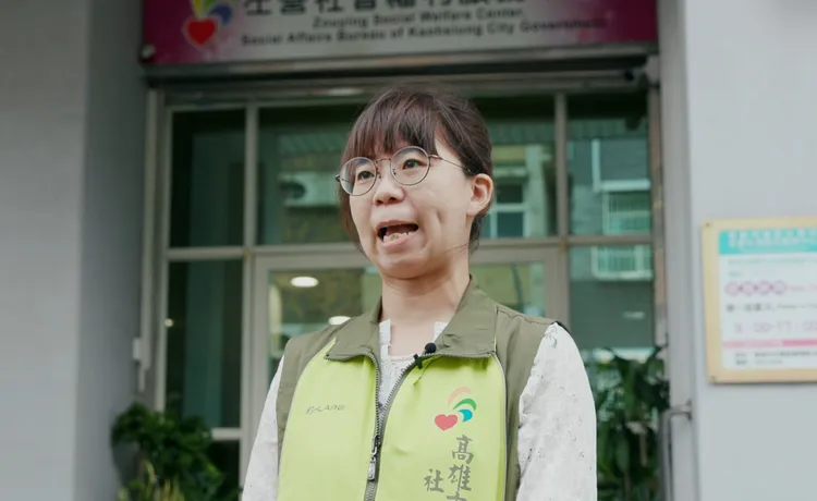 左營社福中心主任王靖雅體會到yoxi服務對於弱勢族群移動的便利，也進一步分擔社工朋友的工作。影片截圖