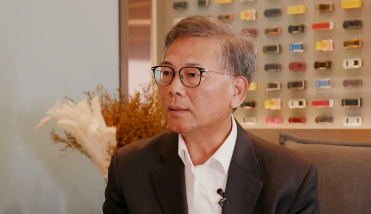 和泰汽車管理本部劉松山本部長表示，在2020年4月和泰集團成立yoxi車隊以後，就發現可以和地方政府及社福團體，做一些有意義的事，讓有需要的族群或是個體，能得到充分的照顧及滿足移動需求。影片截圖