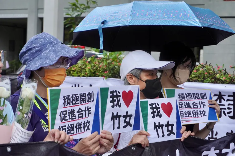 新竹女中校友日前前往教育部遞交反改隸連署書。反改隸連署小組提供