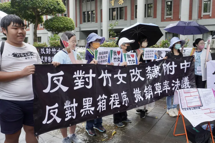 新竹女中校友發起反對竹女改隸陽明交大。反改隸連署小組提供