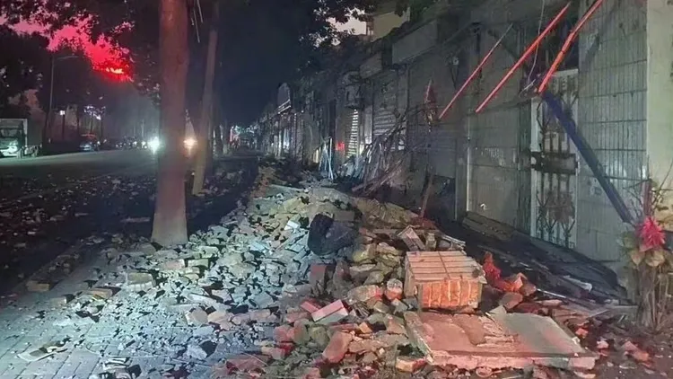 山東省德州市平原縣發生5.5級地震，震源深度僅10公里，造成超過100棟房屋倒塌。翻攝中國地震台網速報