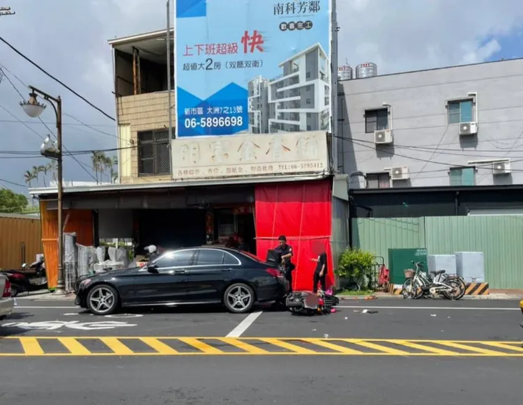 警方初步研判，賓士車疑似排錯檔位，往後退5、6公尺連撞2輛機車。讀者提供